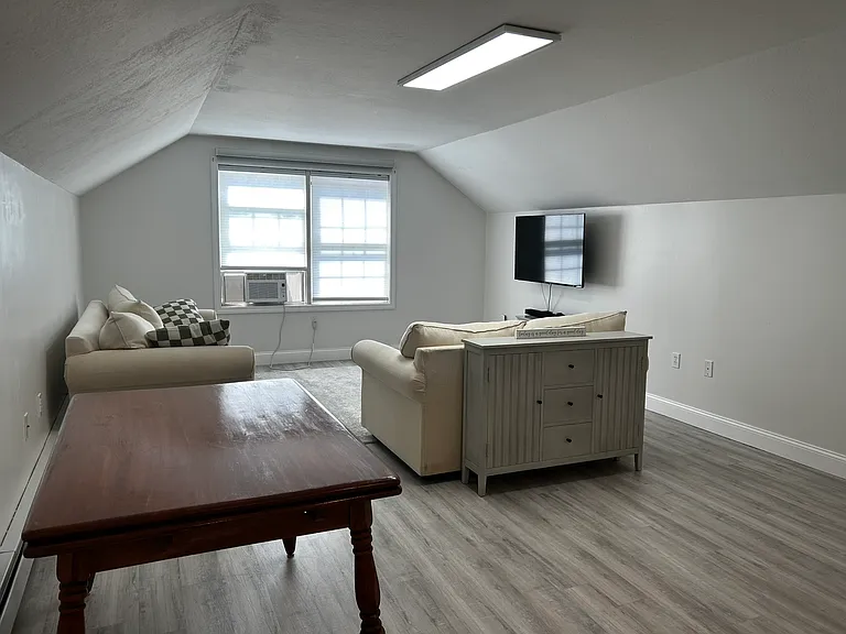 220 Greenview Dr — Photo 3