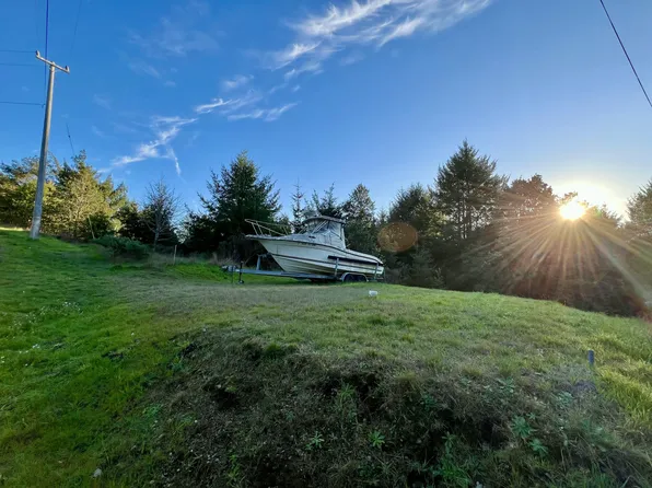 56 Beach Rd, Whitethorn, CA 95589