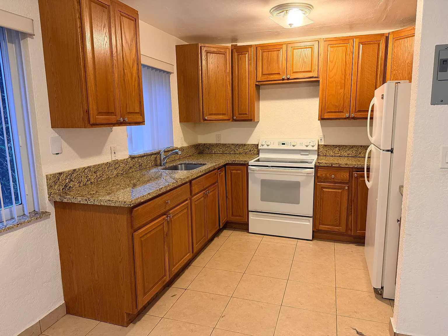 2 bed, 1.0 bath, 1050 sqft, $1,900 — Photo 2
