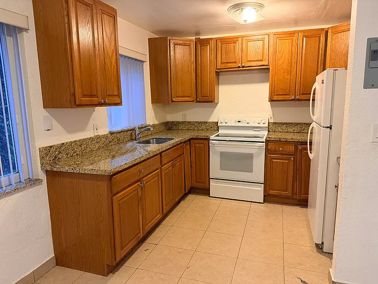 5271 SW 90th Way #1 — Photo 2