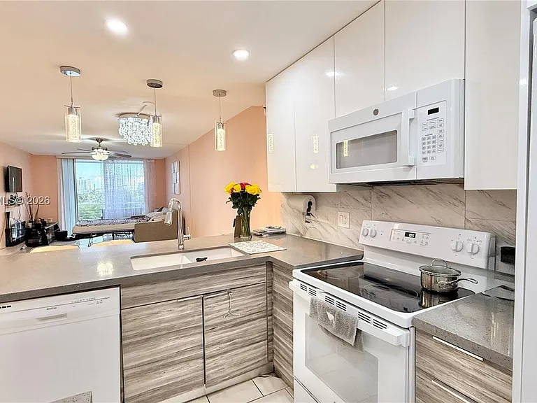 1830 Dixianna St #603 — Photo 5