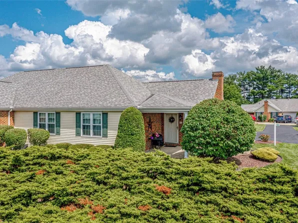 108 Overview Dr, Greensburg, PA 15601