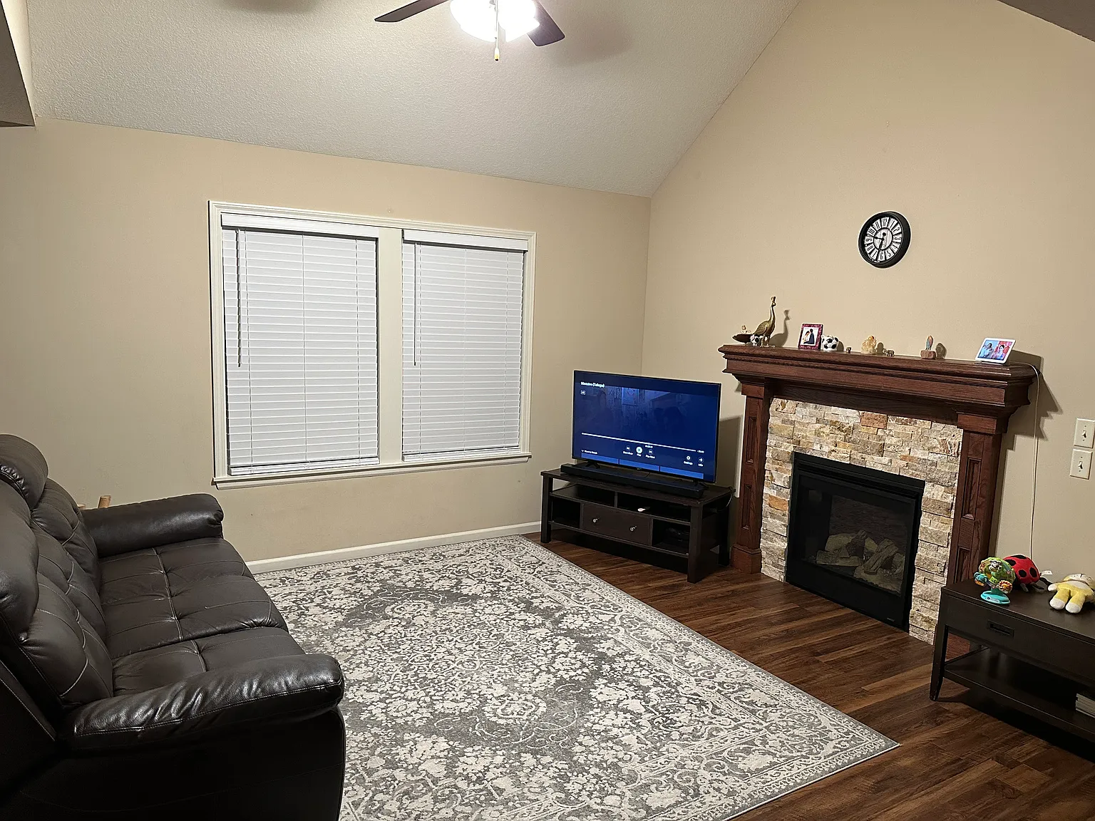 3 bed, 2.5 bath, 1473 sqft, $2,100 — Photo 2