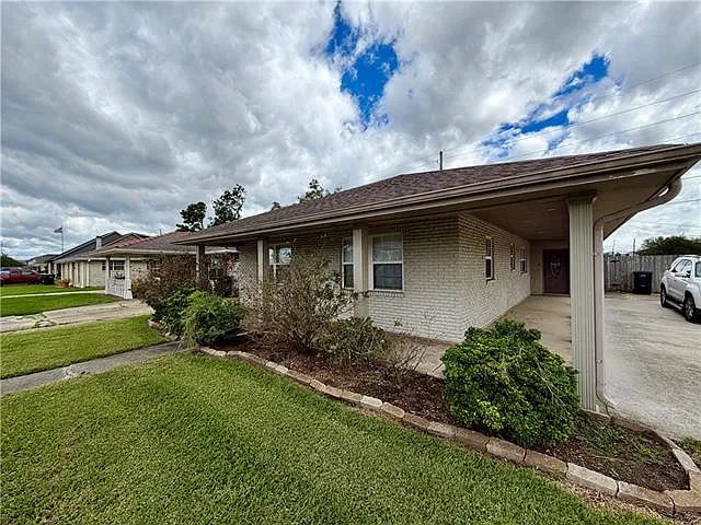 3 bed, 1.5 bath, 1550 sqft, $1,800 — Photo 2
