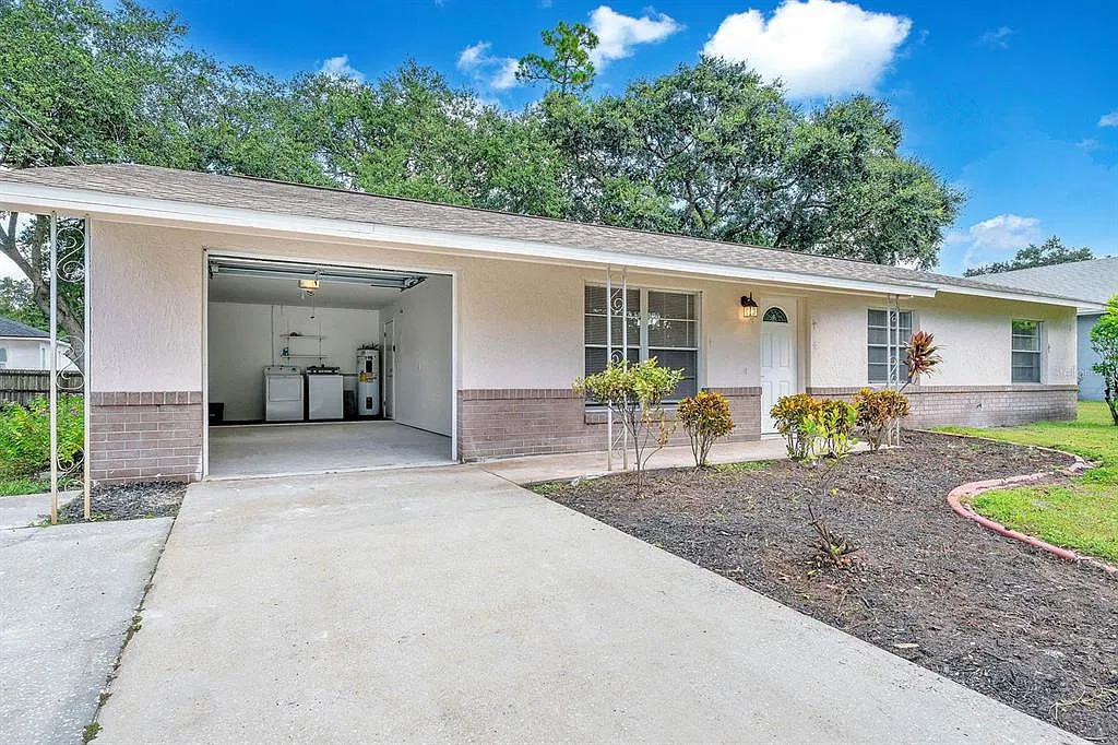 3 bed, 2.0 bath, 1092 sqft, $1,800 — Photo 2