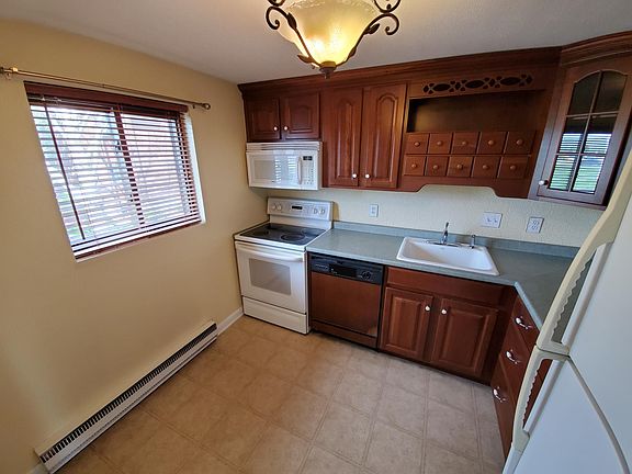 3rd image of 13 Pinkerton St Unit 8