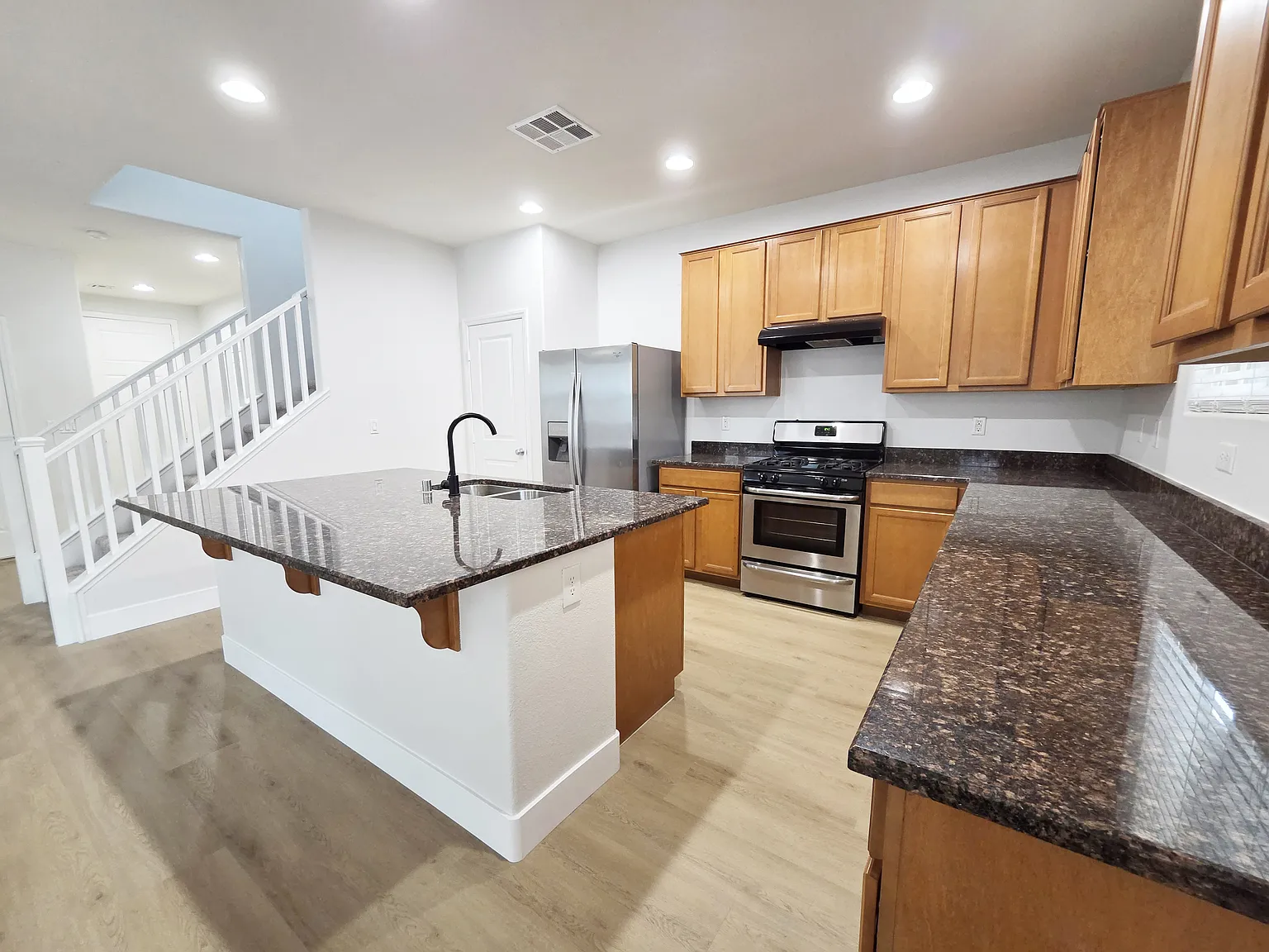 3 bed, 2.5 bath, 1866 sqft, $2,495 — Photo 4