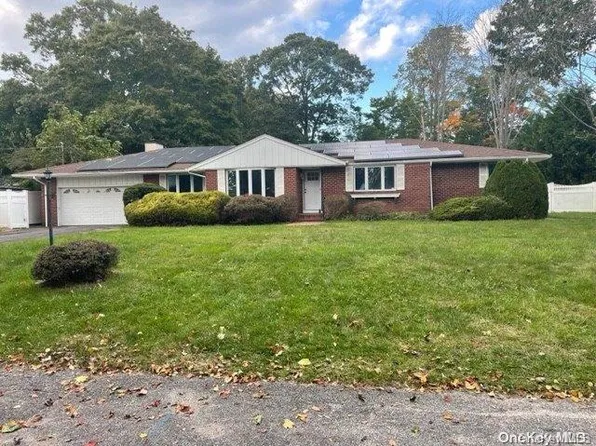 29 Acorn Avenue, Farmingville, NY 11738