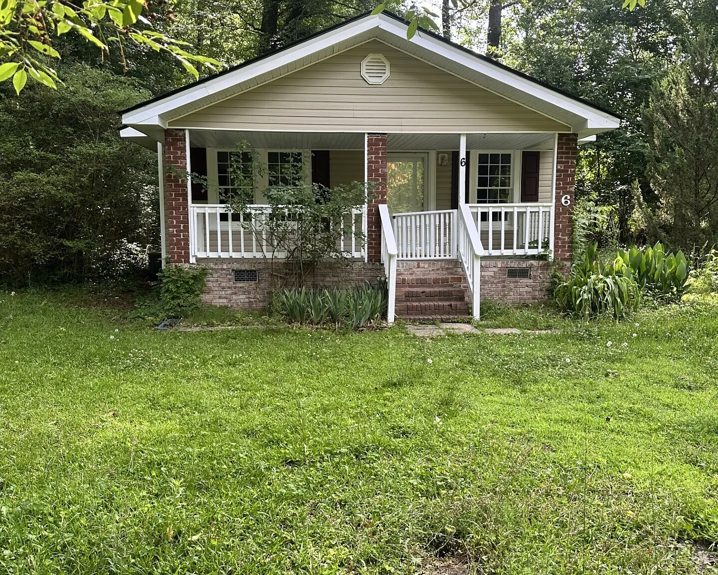 2 bed, 1.0 bath, 888 sqft, $1,200 — Photo 1