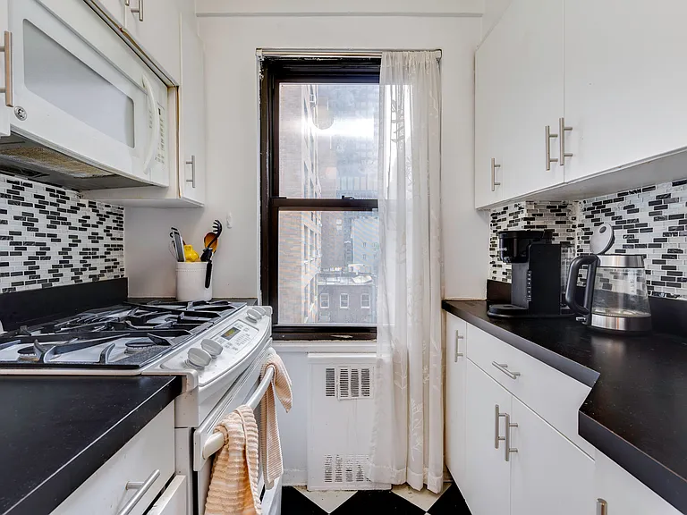 140 E 56th St #6C — Photo 10