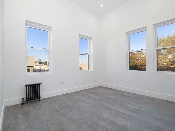 2nd image of 206 Nassau Ave #4L