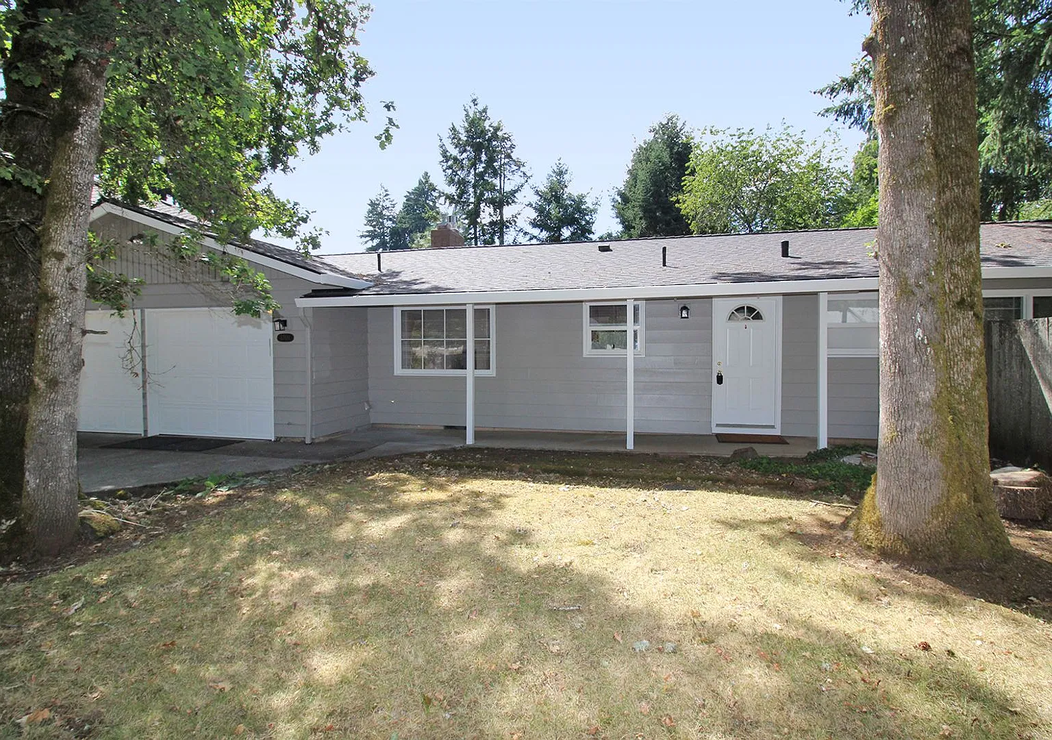 Ranch Style 3 Bedroom Home in Lake Oswego with Large Yard + Detached WorkShop — Photo 2