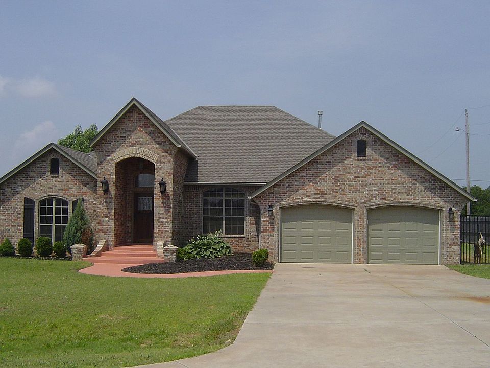 Charming Home on 1 Acre in Guthrie Schools
