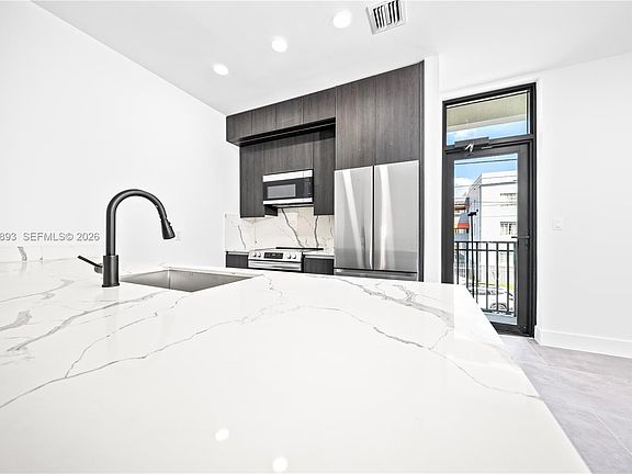 4th image of 526 SW 2nd St #5