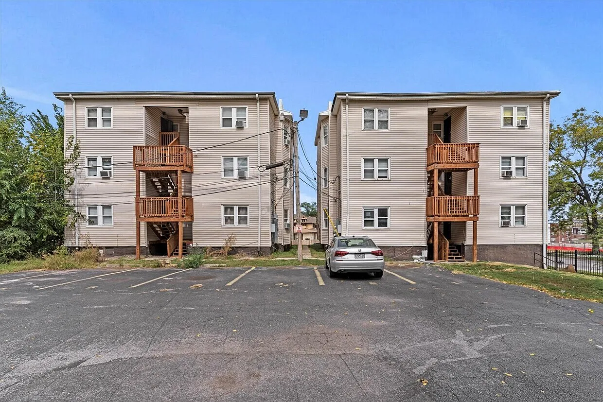 1121 E 28th Street Kansas City, MO 64109 — Photo 1