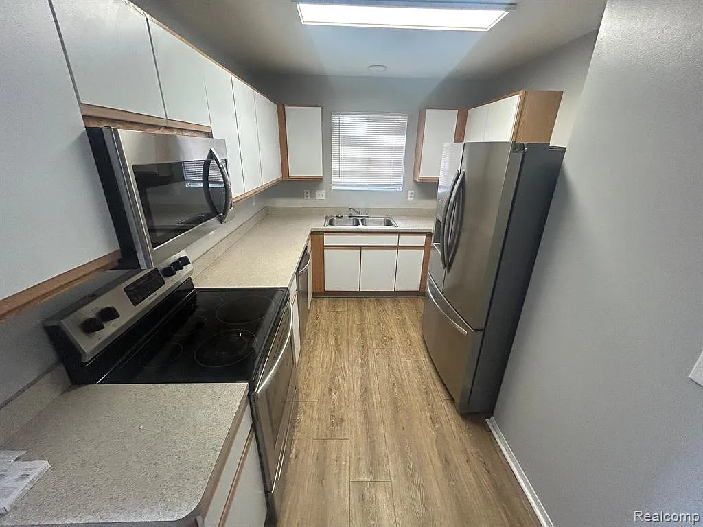 2 bed, 2.0 bath, 1223 sqft, $1,900 — Photo 3