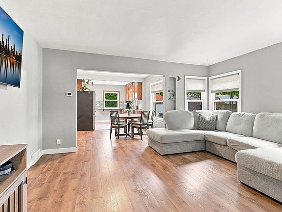 2nd image of 2621 Blaine AVENUE