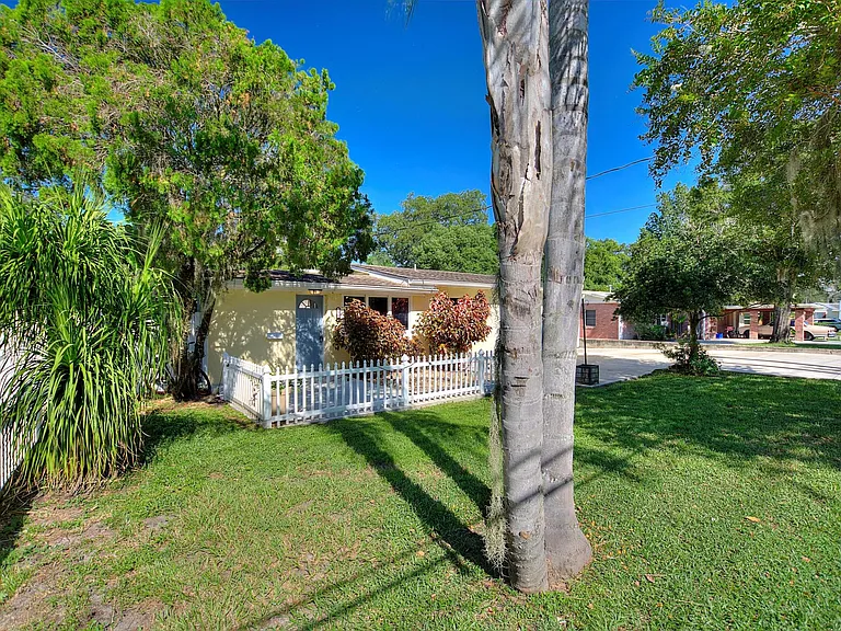 2207 S Lincoln Ave — Photo 1