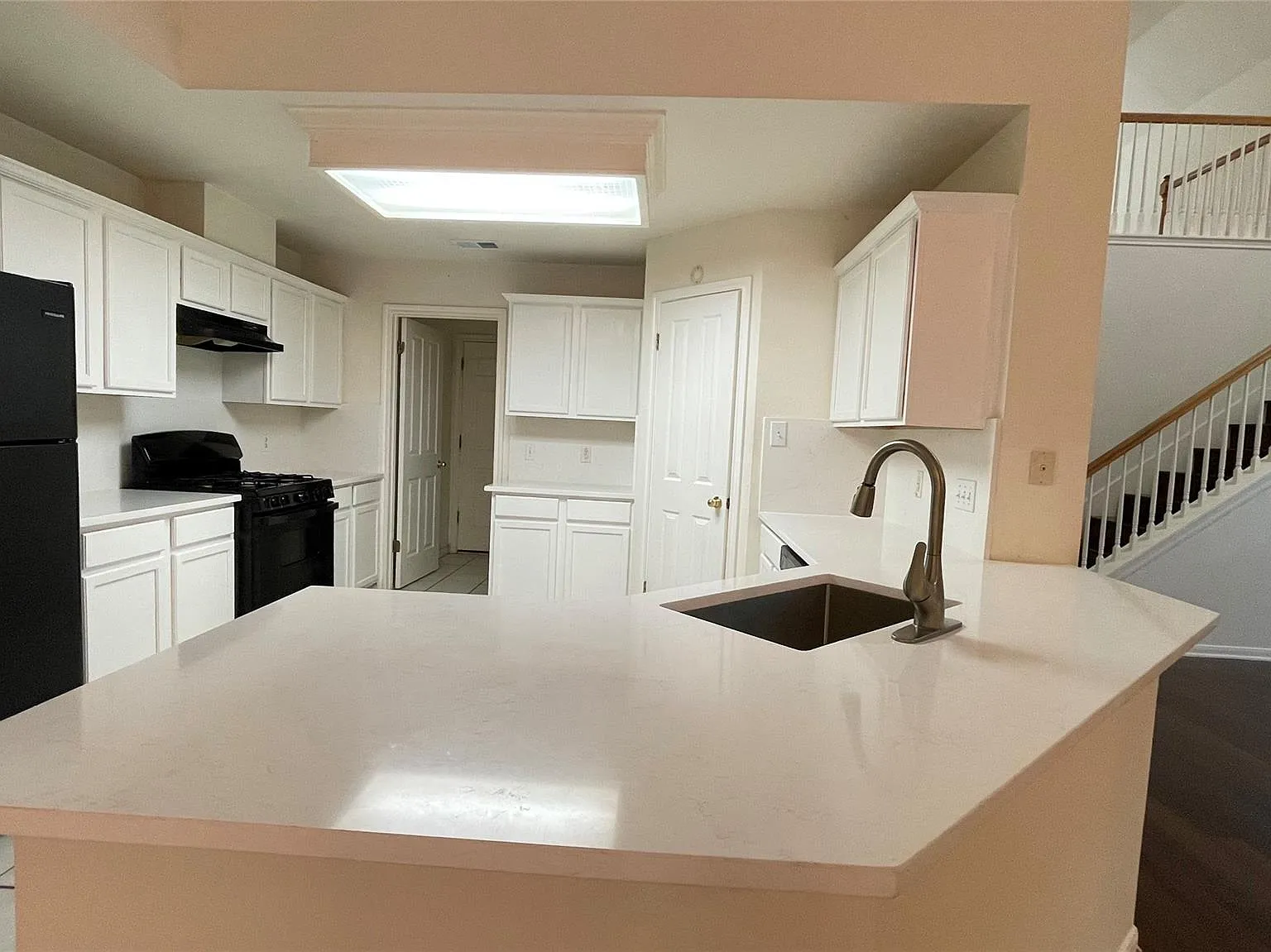 4 bed, 2.5 bath, 2750 sqft, $2,950 — Photo 4
