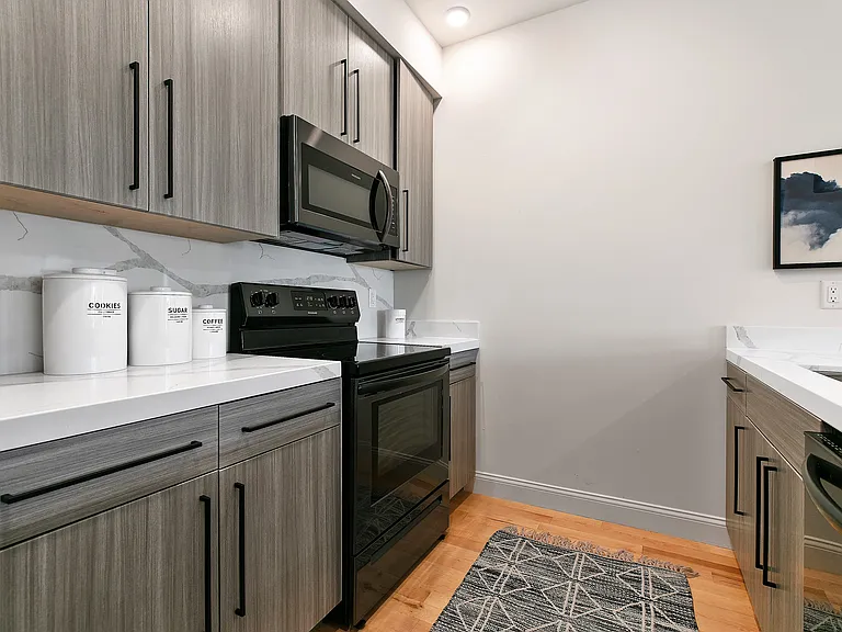 760 Broadway — Photo 28