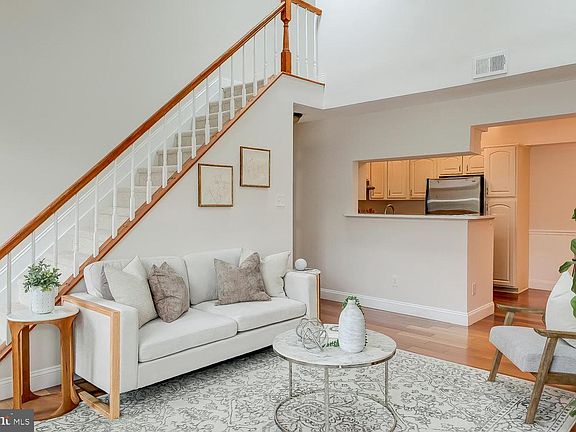 3rd image of 2224 Springwood Dr APT J