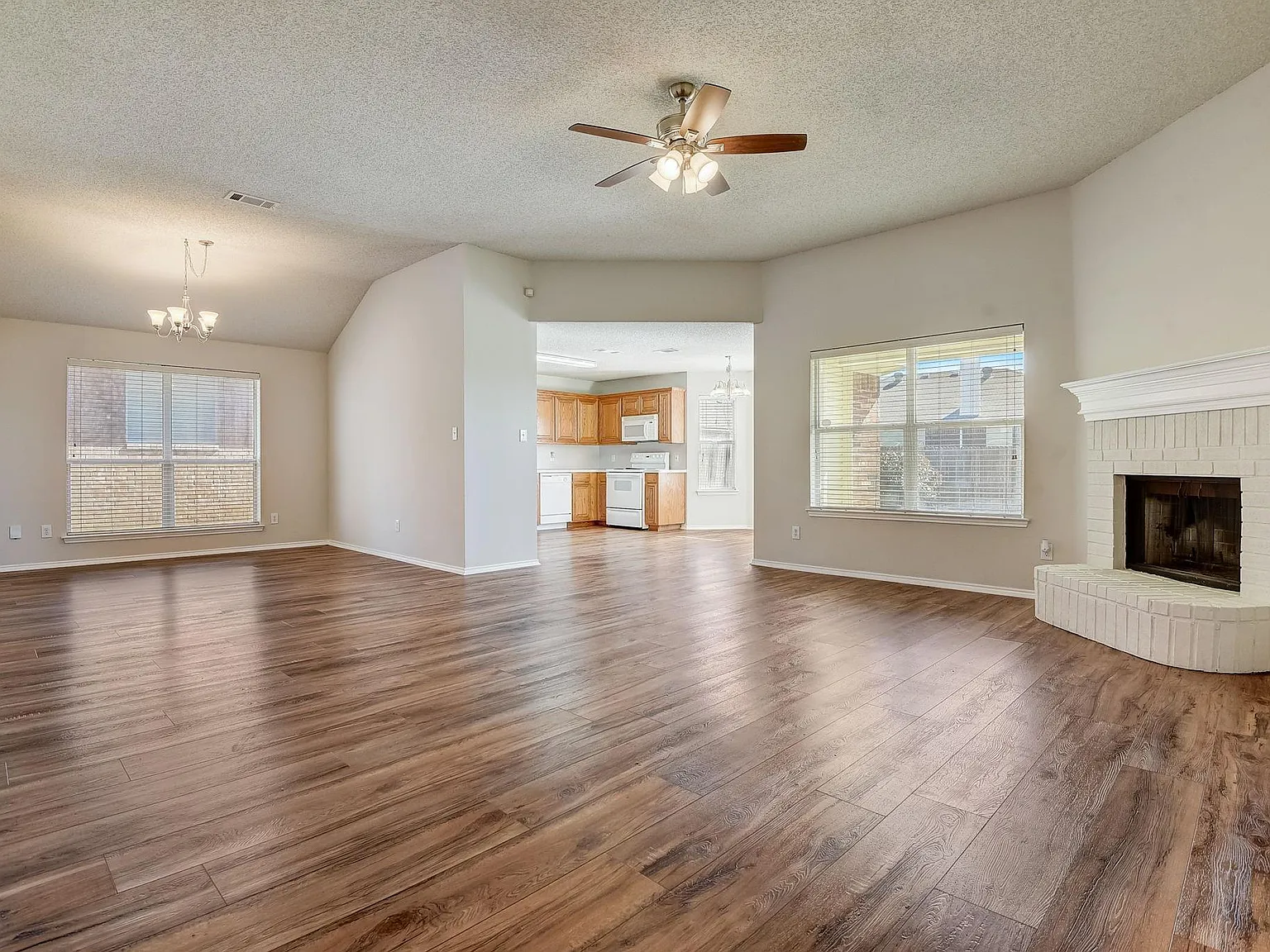 3 bed, 1621 sqft, $2,400 — Photo 3