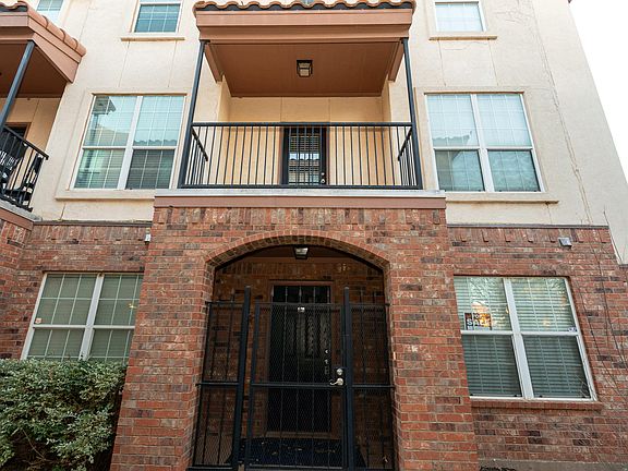 2nd image of 2111 Main St