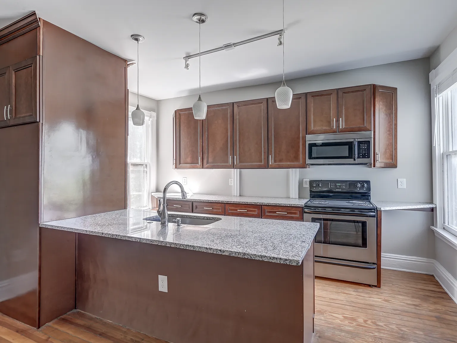 2 bed, 1200 sqft, $1,950 — Photo 2