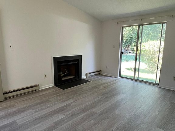 4th image of 828 Chadwick Cir