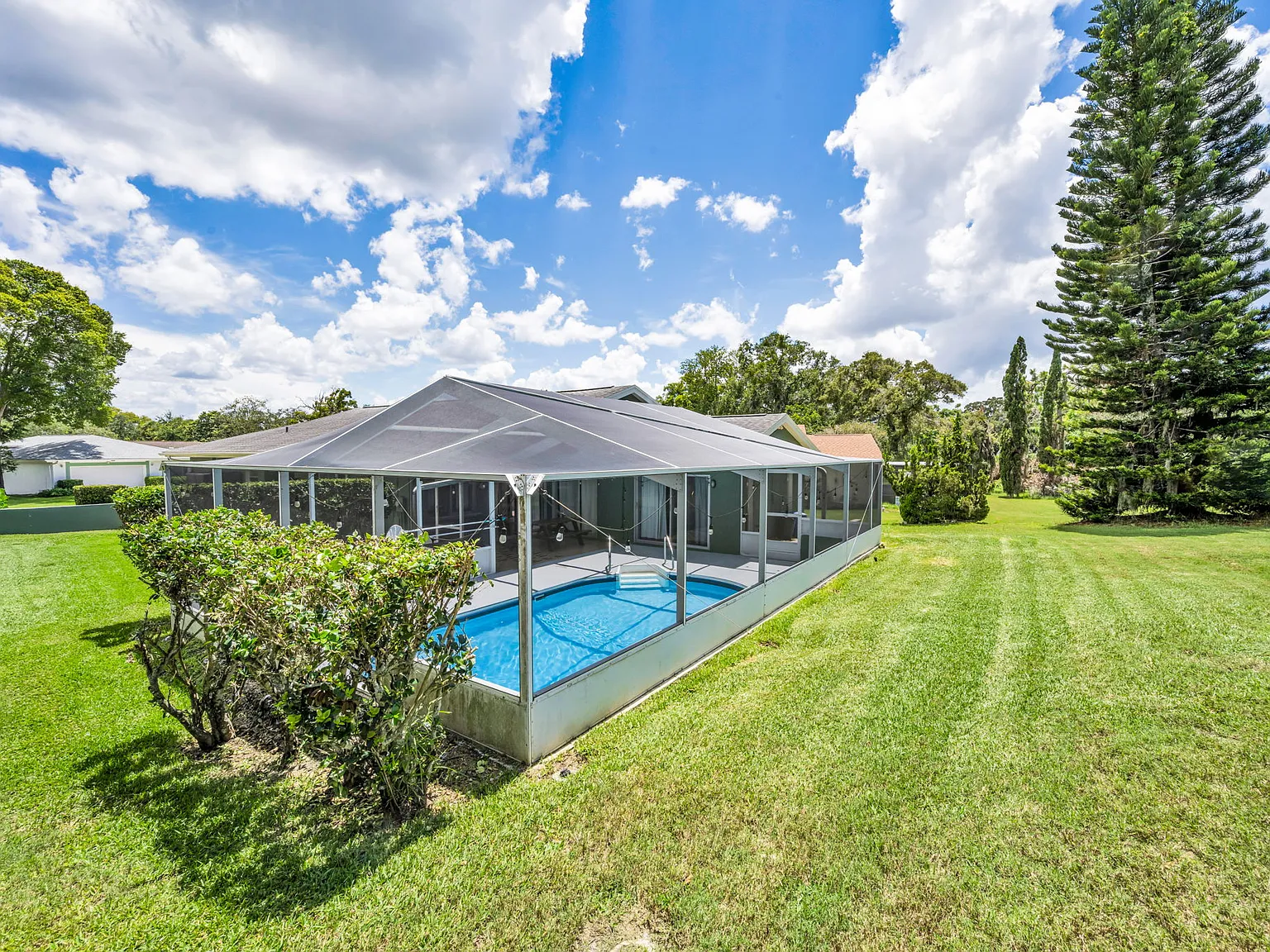 3 Bed W Pool and @ car Garage — Photo 2