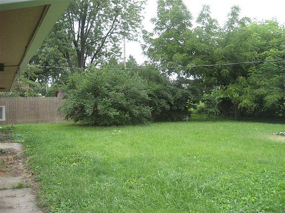 4th image of 2392 Broadmoor Dr