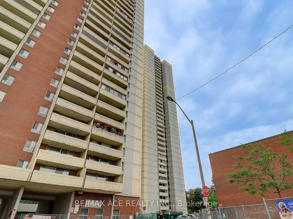 3 Massey Sq #906, Toronto, ON M4C 5L5