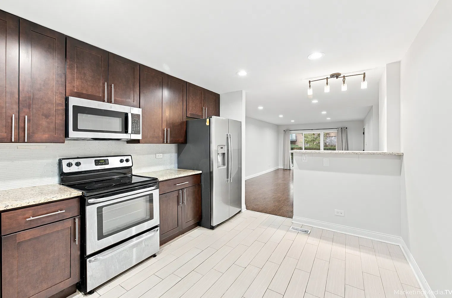 2 bed, 1.5 bath, 1600 sqft, $1,950 — Photo 2