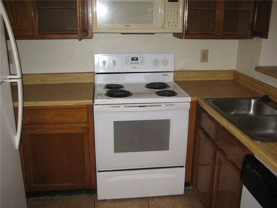 2nd image of 9839 Walnut St #113