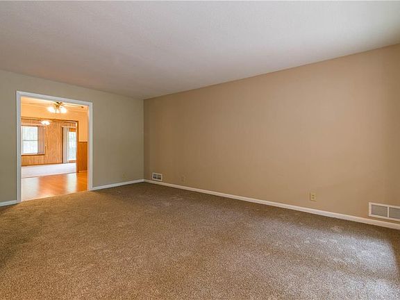 3rd image of 1312 Crestview Dr