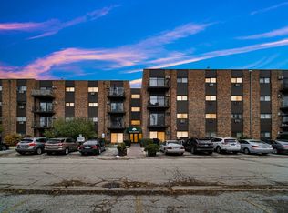 8936 N Parkside Ave APT 402, Des Plaines, IL 60016
