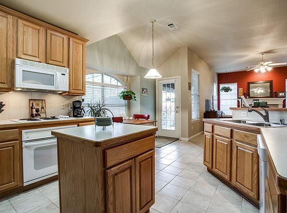 4th image of 2024 Fox Glen Dr