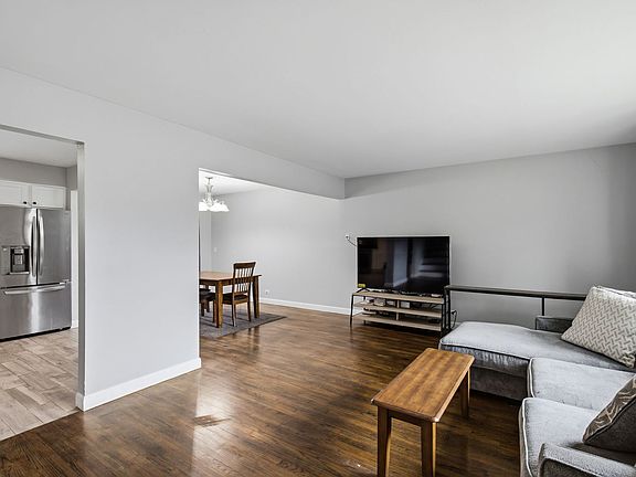 4th image of 1352 Glen Ellyn Rd