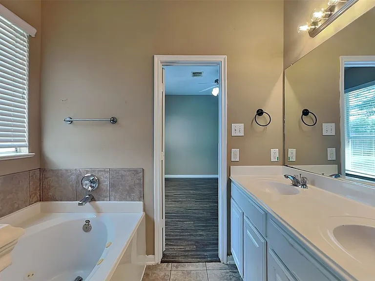 7418 Jacobs Well Dr — Photo 11