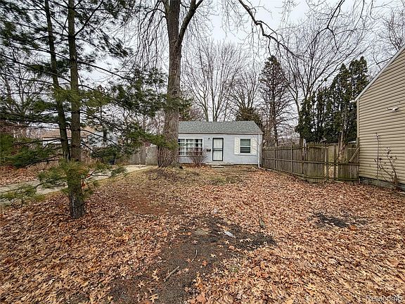 3rd image of 6142 Hereford St