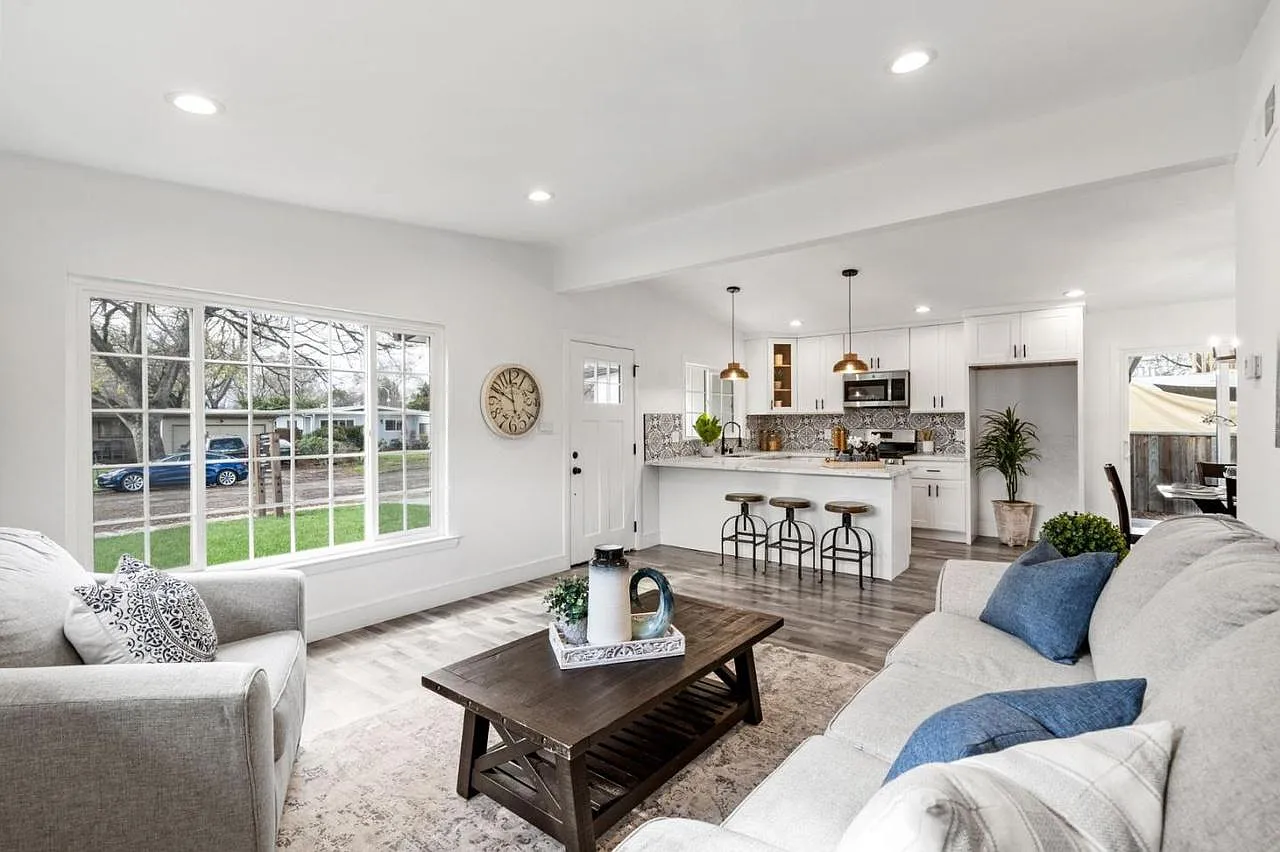 3 bed, 1100 sqft, $4,980 — Photo 3