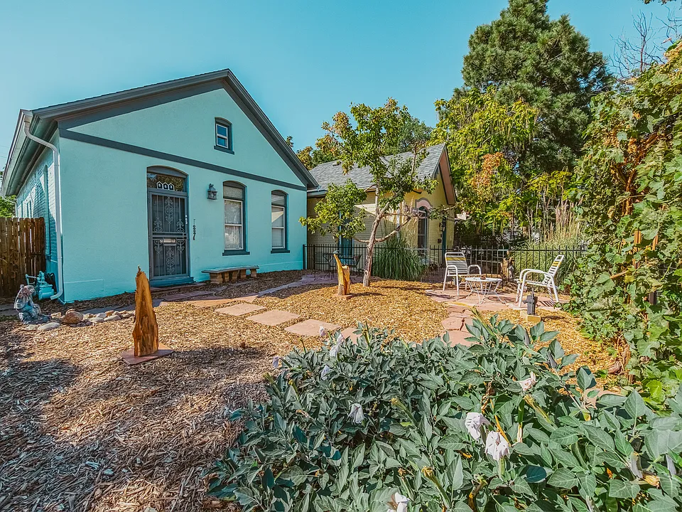 863 Mariposa St