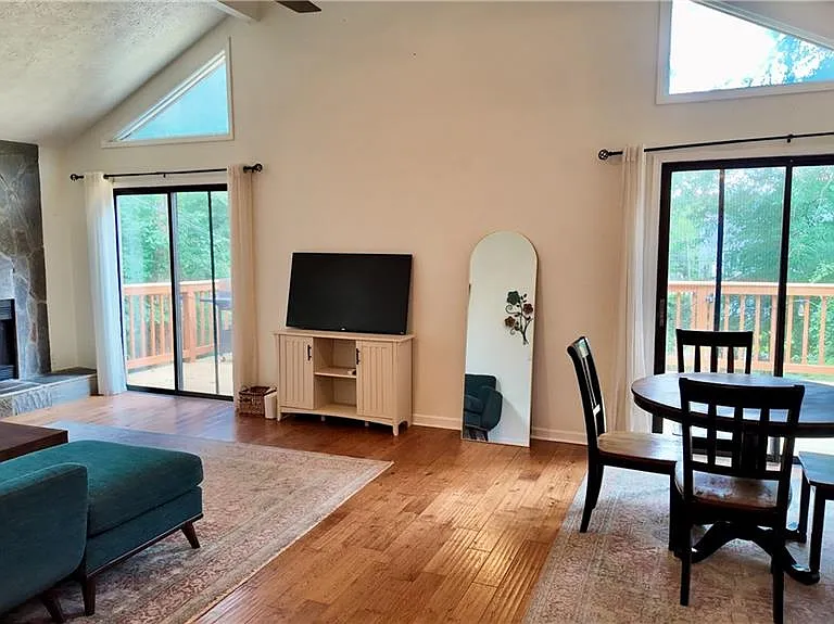 947 Lake Dr — Photo 3