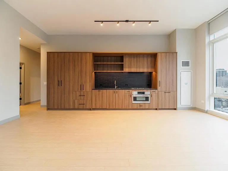920 N Wells — Photo 33