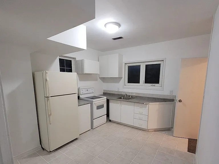 555 Ritson Rd S #B — Photo 4