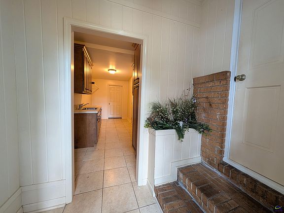 3rd image of 404 Oakview Sq