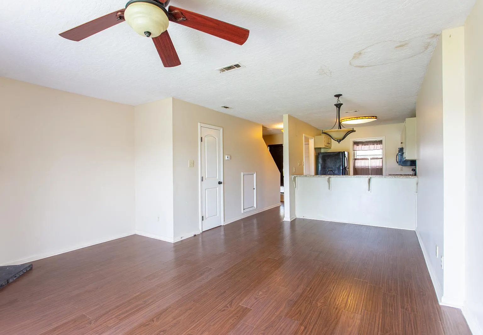 2 bed, 1.5 bath, 1014 sqft, $1,000 — Photo 4
