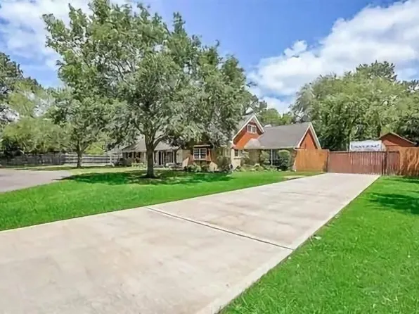 1801 McGinnis Dr, Pearland, TX 77581