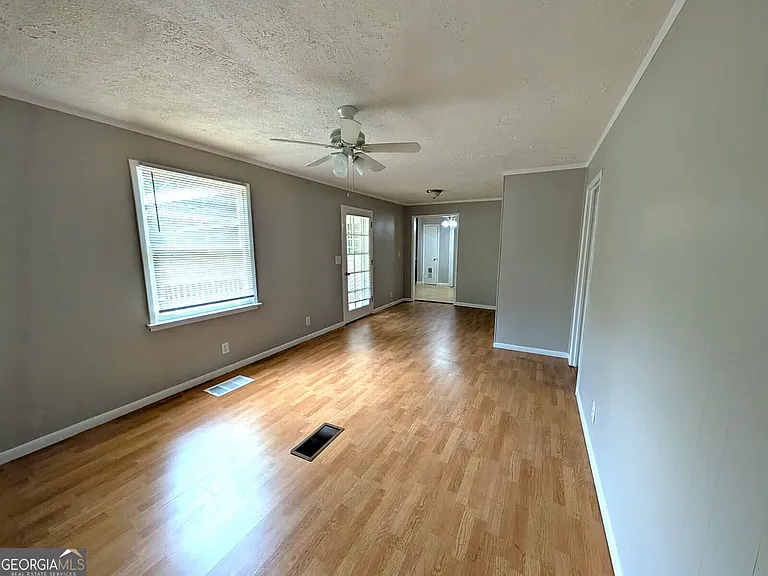 218 Wallis St — Photo 11