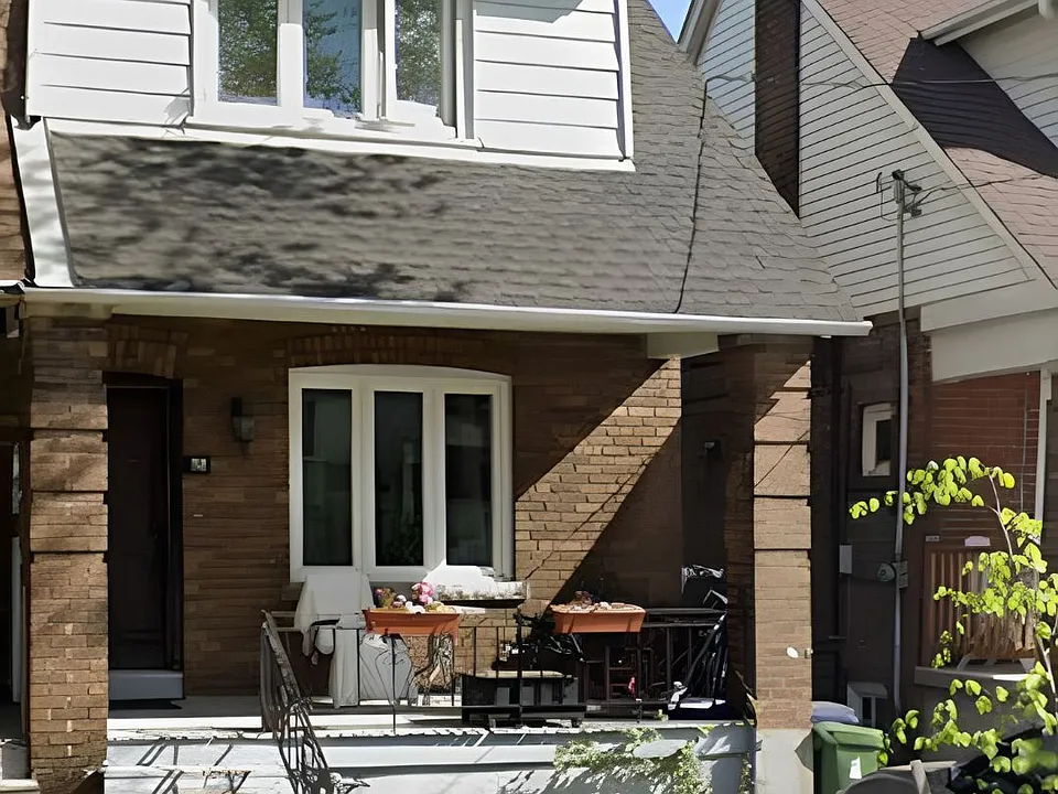 32 Glebeholme Blvd